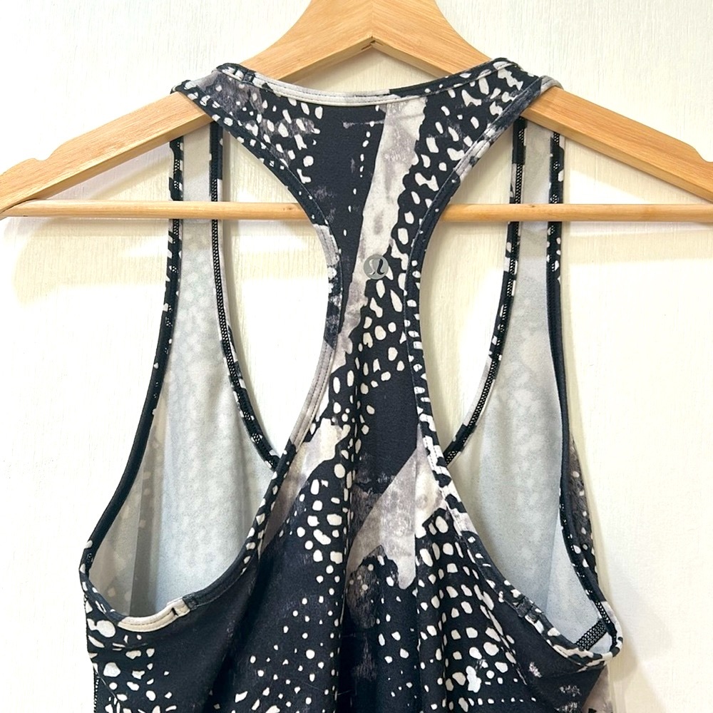 LULULEMON WOMENS ACTIVEWEAR TANK TOP STYLISH BLACK WHITE Sz MD o LG - Picture 3 of 11